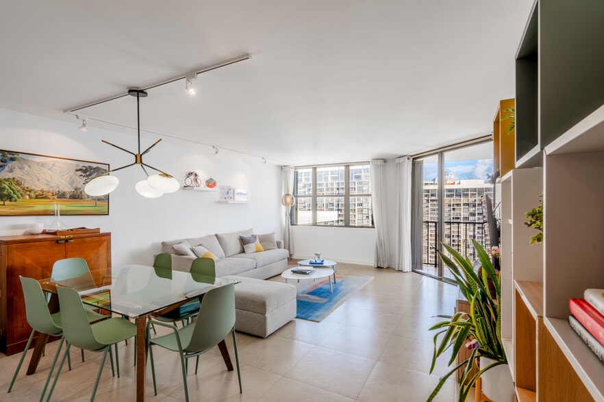 Building Photo - 1925 Brickell Ave