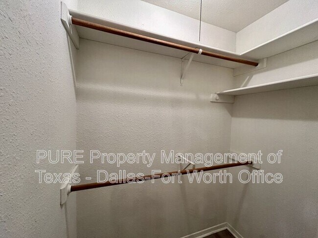 Building Photo - 2415 Oak Manor