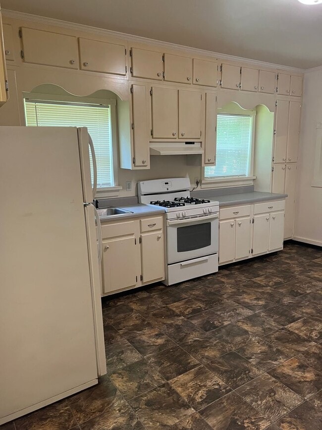 Building Photo - 2BED 1BATH - FENCED YARD, WASHER DRYER HOOKUP, STORAGE SHED, NEAR DOWNTOWN