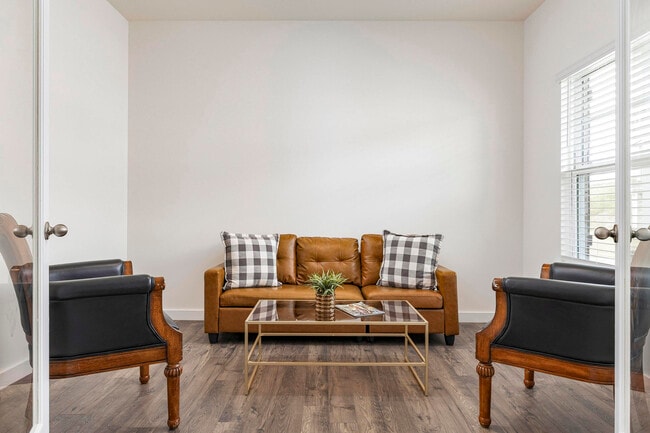 Building Photo - 4134 Lone Oak Cir
