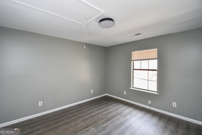 Building Photo - 735 Oak Dr