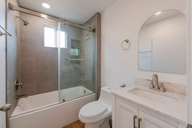 Building Photo - Warm & Inviting Hawthorne Home!