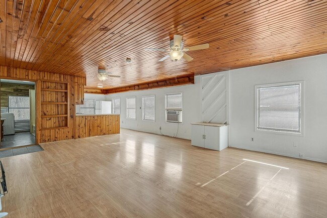 Building Photo - Lakeside Charm: Cozy 2-Bedroom Duplex in Rogers!