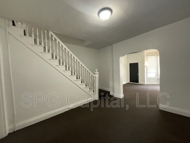 Building Photo - 709 W Princess St