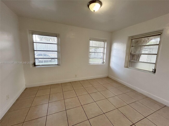 Building Photo - 701 NE 86th St