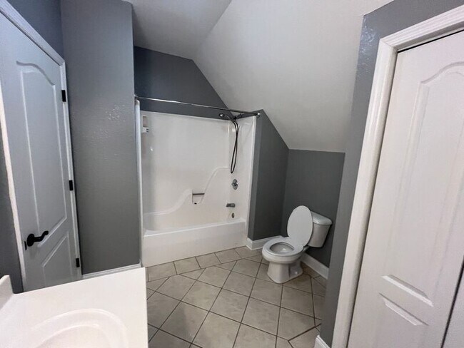 Building Photo - 607 Castle Dr