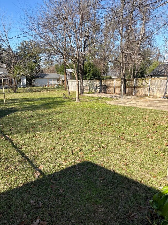 Building Photo - 3 Bedroom in Midtown Tyler!