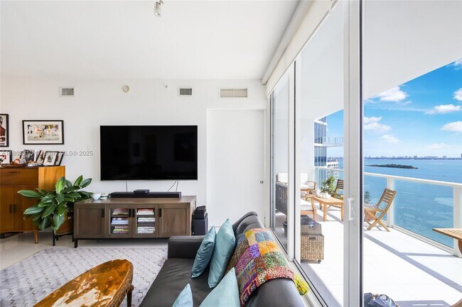 Building Photo - 2020 N Bayshore Dr