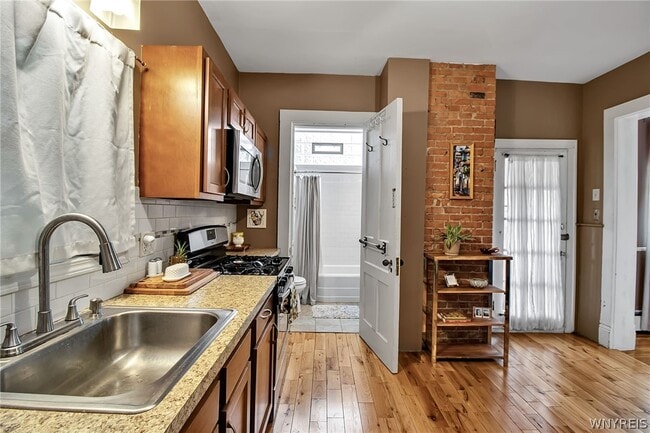 Building Photo - 370 Bryant St