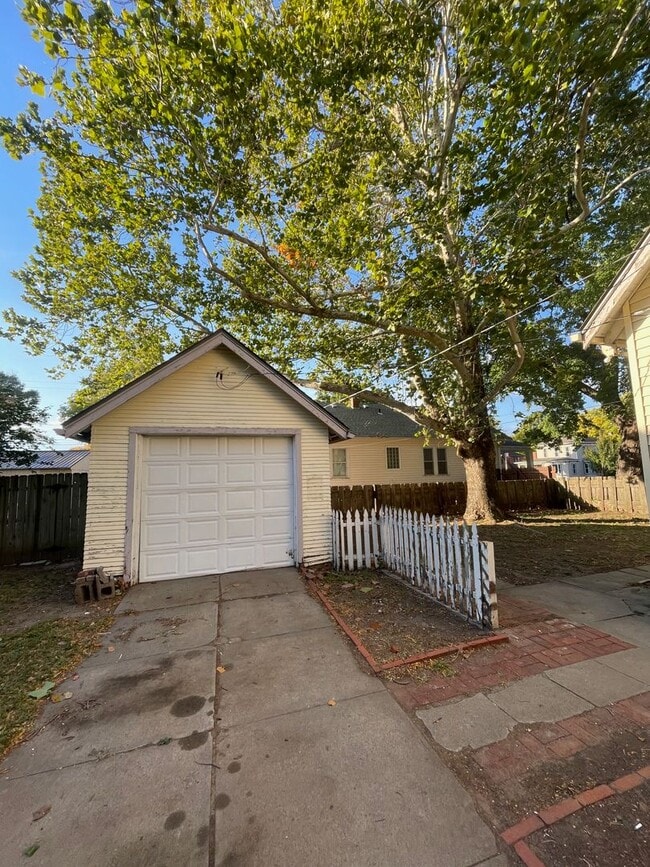 Building Photo - 3 Bedroom with garage and basement