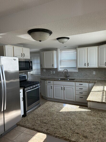 Building Photo - 18805 E Arrowhead Dr