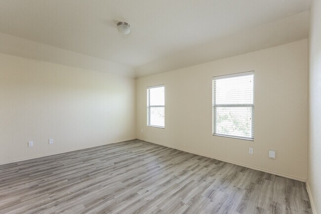 Building Photo - 5910 Aspen Gdn