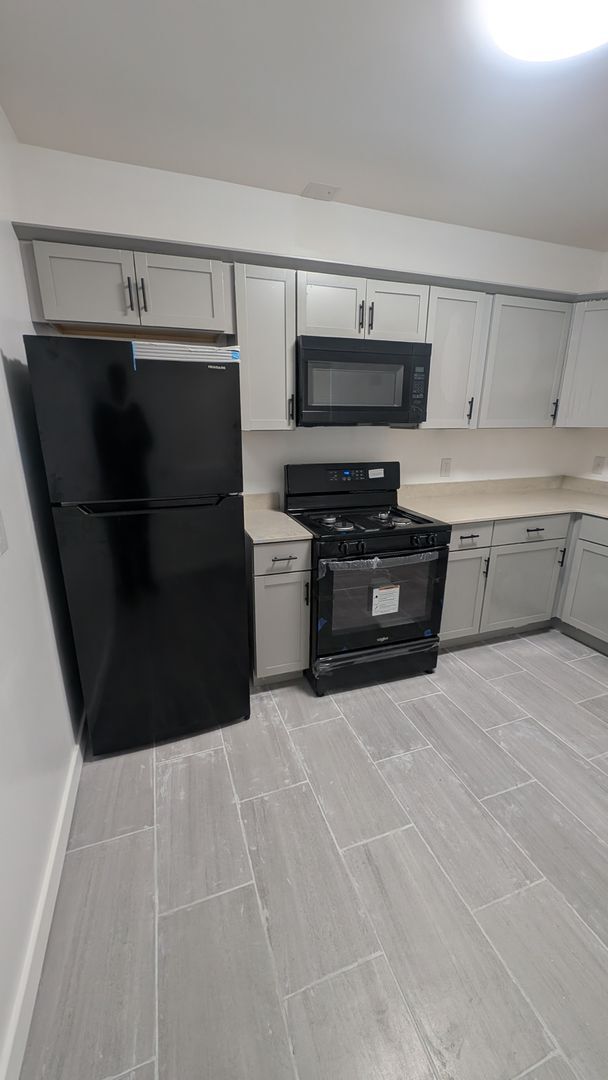 Building Photo - Newly Renovated Two-Bedroom