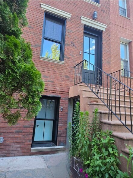 Private entrance - 661 Decatur St
