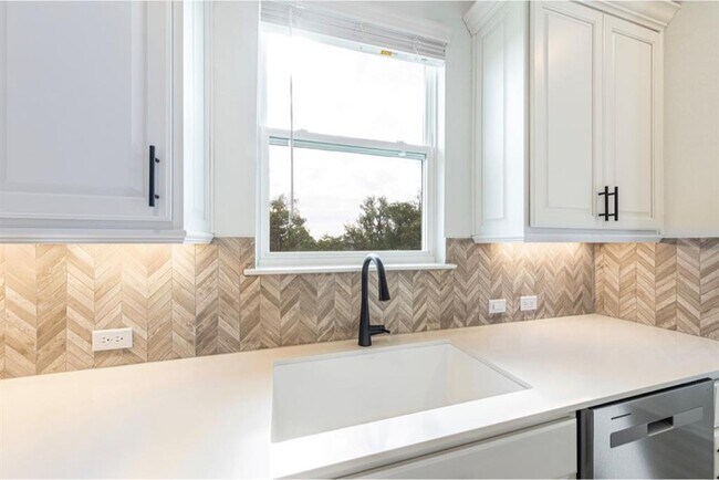 Building Photo - 201 Coachsmith St