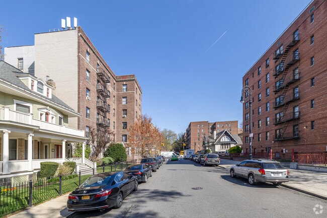 Neighborhood context. - 200 E 19th St