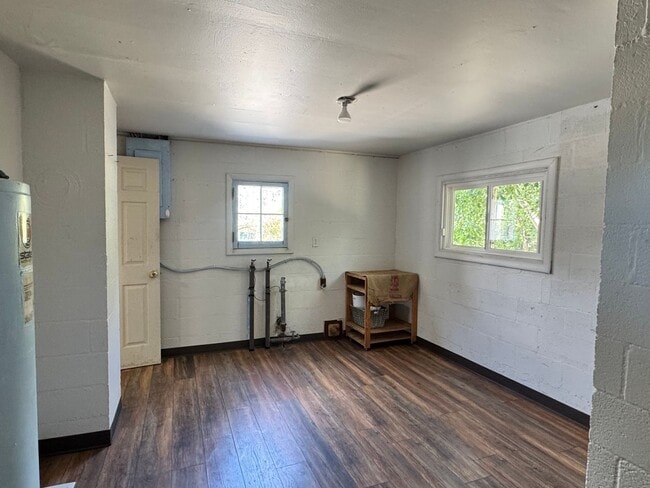Building Photo - 3 bedroom 1 bathroom remodeled home, w/d h...