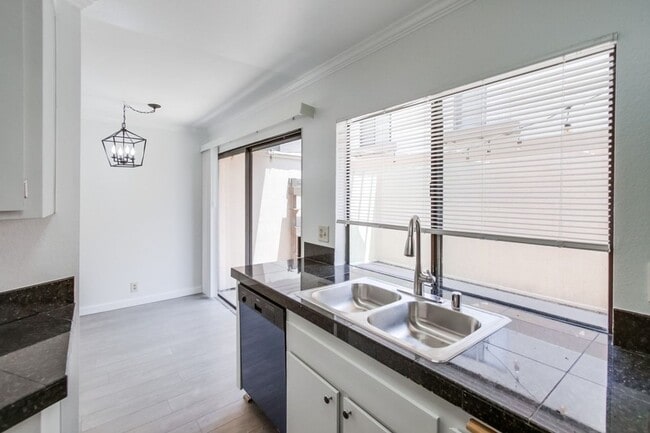 Building Photo - Spacious La Jolla Townhome in Desirable Wo...