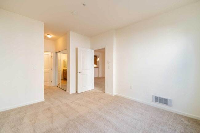 Building Photo - 301 Crescent Ct