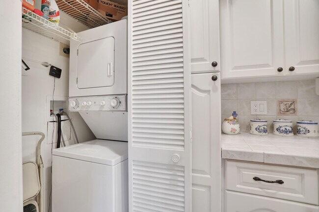 Building Photo - 330 SE 20th Ave