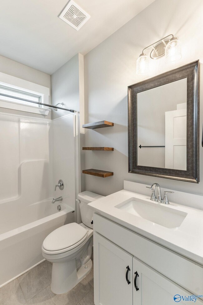 Building Photo - 14741 Greenleaf Dr
