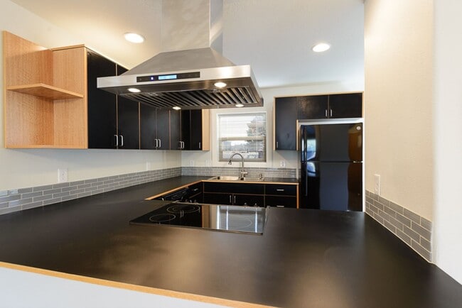 Building Photo - Conveniently Located 2 Bed/2.5 Bath Townhome with Garage - Near St. Charles