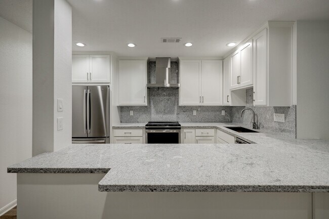 Building Photo - 6725 Belmont St