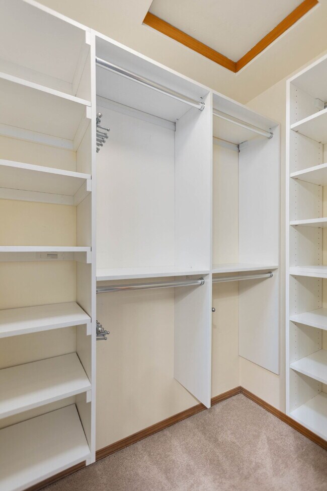 Building Photo - Beautiful End-Unit Townhome in Highland Parc | Water & Sewer Included!- AVAILABLE NOW FOR RENT!!
