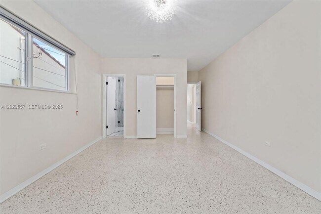 Building Photo - 8927 Carlyle Ave
