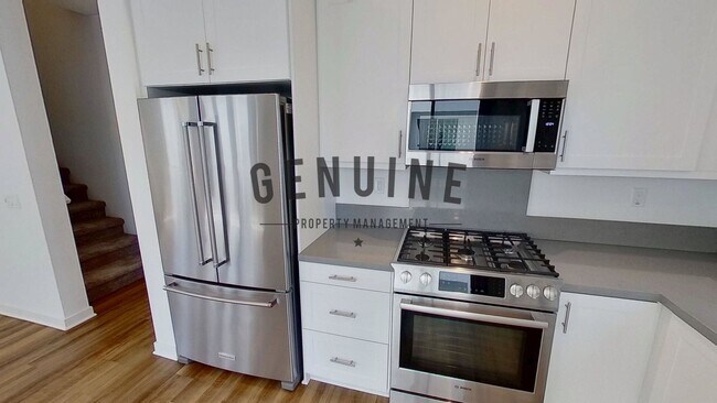 Building Photo - Modern Tri-Level 2Bd 2.5Ba Townhouse in Irvine!