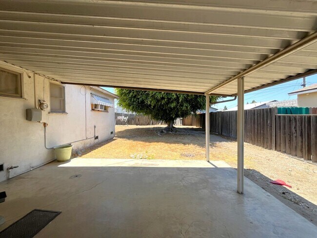Building Photo - 1240 E Allen Ave