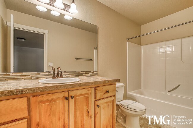 Building Photo - Contemporary 3 Bed 2.5 Bath Style Home in ...