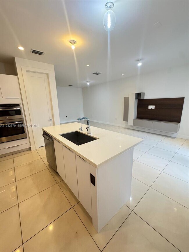 Building Photo - 10550 NW 65th Ln