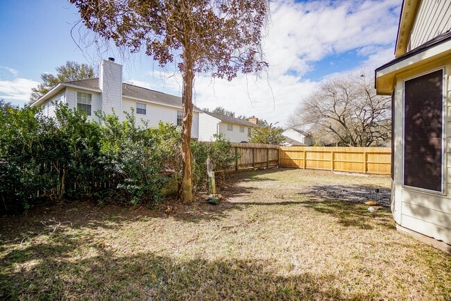 Building Photo - 822 Hyacinth Pl