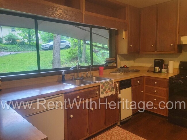 Building Photo - Charming Cabin Style Home on 1.3 Acres / F...