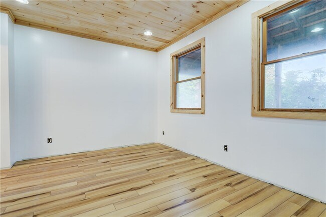 Building Photo - 413 Caroline St