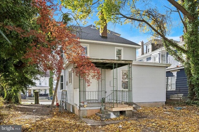 Building Photo - 566 Rutherford Ave