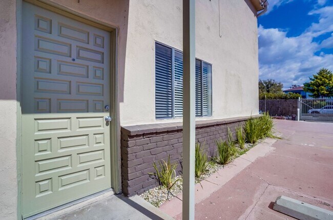 Building Photo - 2425 - 2431 S. Ridgeley Dr