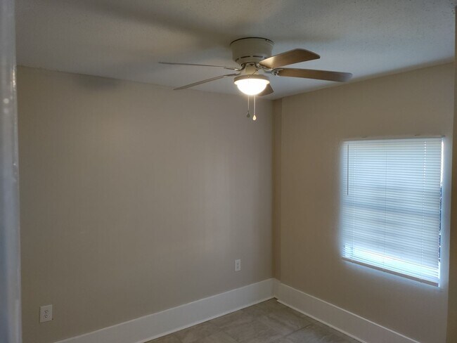 Building Photo - Single Family Home 5 BR / 2 Bath