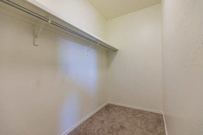 Building Photo - 3 Bed 2 Bath Fully Furnished Home - Pet Fr...