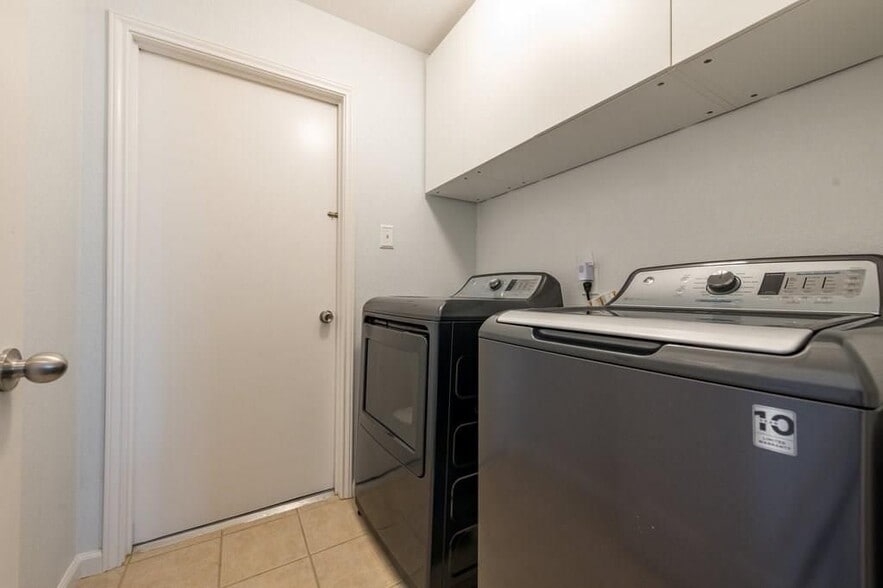 Building Photo - 16303 Lone Wolf Dr