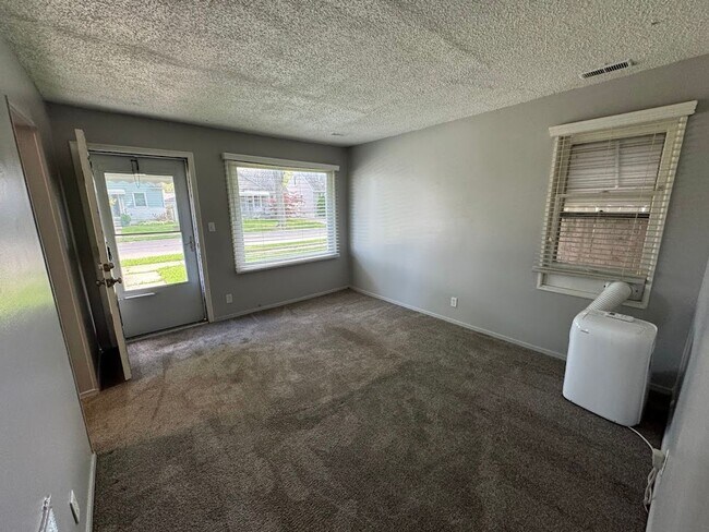Building Photo - 2 bed 1 bath Ferndale ranch on a quiet, tree-lined street.