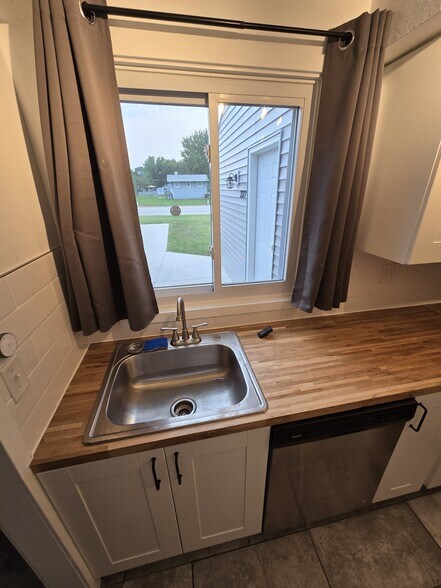 Building Photo - 2370 Manitowoc Rd