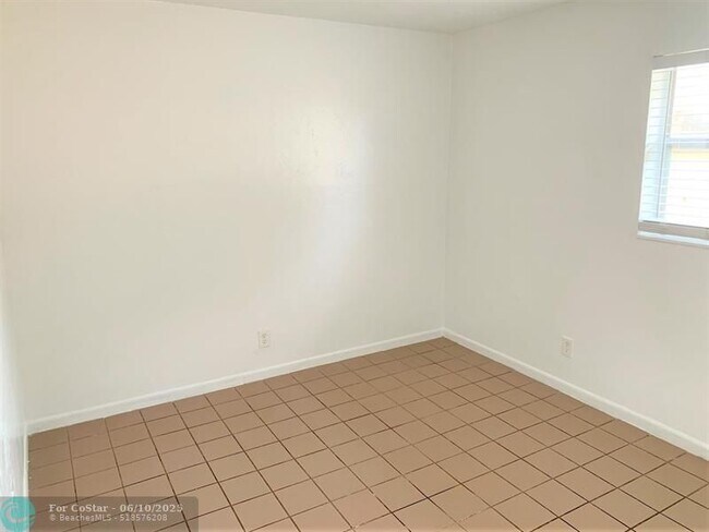Building Photo - 1500 SW 5th Pl