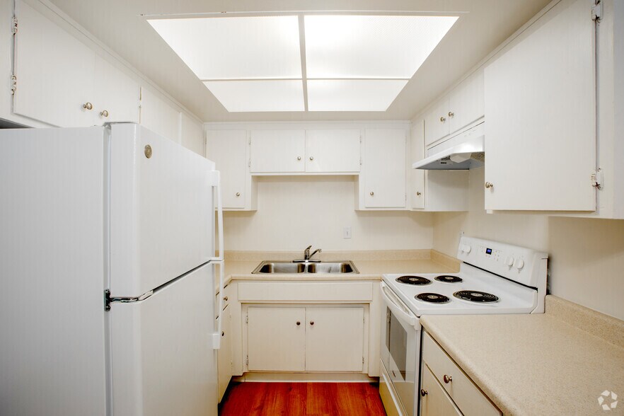 3BR, 2BA - 1030SF - Regency & Lexington Apartments
