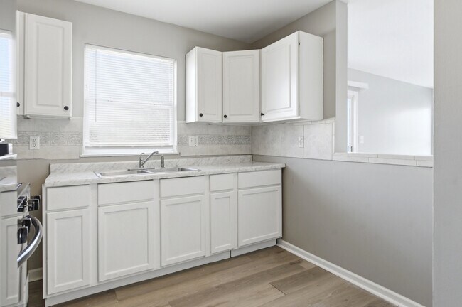 Building Photo - 1824 Country Hills Dr