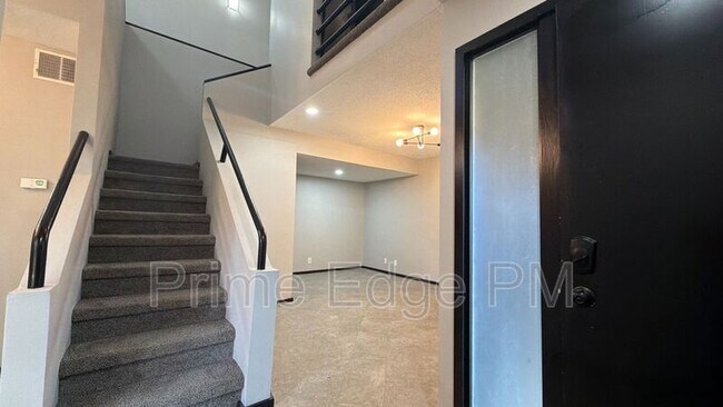 Building Photo - 1821 Ridgehaven Ct
