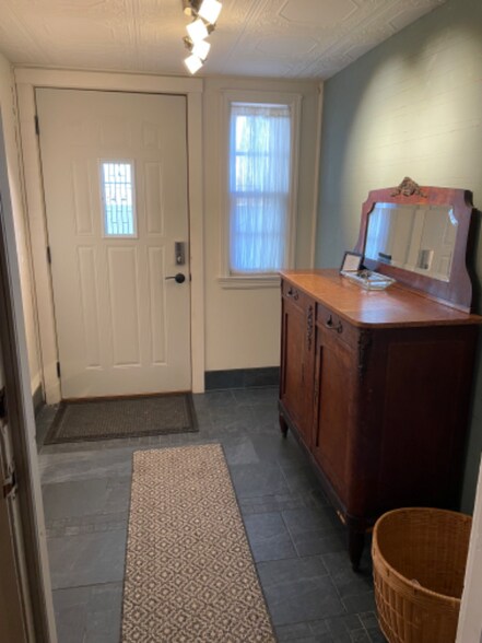 Primary Photo - 2221 Seymour Ave