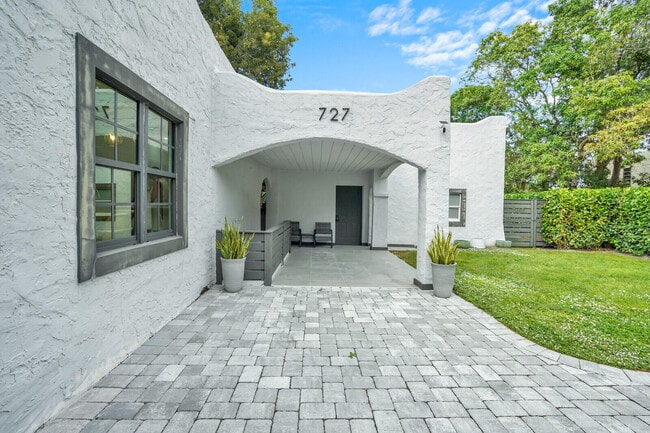 Building Photo - 727 Fernwood Dr