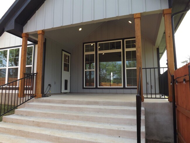 Building Photo - 1191 S Lake Dr